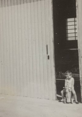 Roma, İtalya 1964 olabilir: 1960 'lardan ya da 1970' lerden kalma çocukluk sevincini yakalayan, sallanan bir atla oynayan küçük bir çocuğun klasik siyah beyaz fotoğrafı