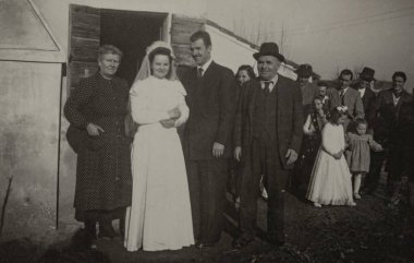 Roma, İtalya 1964 yılına ait olabilir: Aile ve konuklarıyla poz veren bir çiftin 1960 ya da 1970 'lerde çekilmiş eski siyah beyaz fotoğrafları