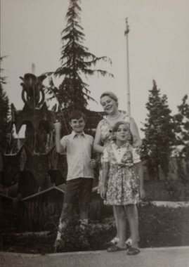 Roma, İtalya 1964 olabilir: Çeşmenin yanında poz veren bir ailenin 1960 veya 1970 'lerden bir anı yakaladığı klasik siyah beyaz fotoğraf