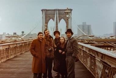 Roma, İtalya 1964: 1970 'lerde Brooklyn Köprüsü yaya geçidinde fotoğraf çektirmek için poz veren bir grup turist