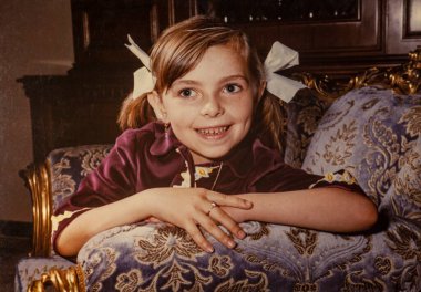 Roma, İtalya 1964: 1970 'lerin nostaljik atmosferini yakalayan, at kuyruklu ve fiyonklu gülümseyen bir genç kızın portresi