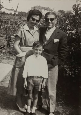 Roma, İtalya 1964 'te olabilir: Eski aile portresi, muhtemelen 1960 veya 1970' lerde, dönemin kıyafetlerini giymiş ebeveynleri ve çocukları resmediyor.