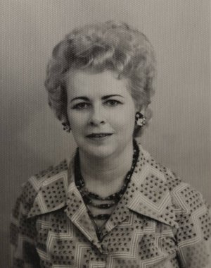 Roma, İtalya 1964: Stüdyo portresi, 1960-1970 'lerin modasını temsil eden desenli bluz ve kolye giyen şık saçlı bir kadını çekiyor.