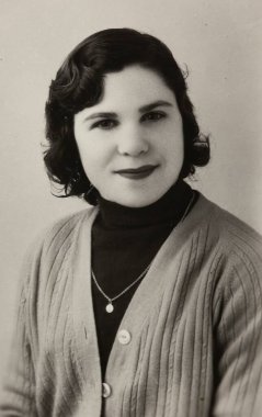 Roma, İtalya 1964: Stüdyo portresi 1960-1970 'lerin moda eğilimlerini gözler önüne seren, hırka ve balıkçı yaka giyen zarif bir kadını çekiyor