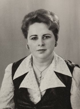 Roma, İtalya 1964: Stüdyo portresi 1960-1970 'lerin kıyafetlerini giyen, kendine güveni ve sonsuz zarafeti olan şık bir kadını çekiyor