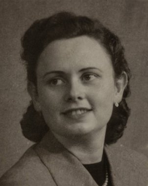 Roma, İtalya 1964: 20. yüzyılın ortalarında ceketli ve inci kolyeli gülümseyen bir kadının stüdyo portresi