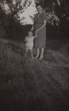 Roma, İtalya 1964: Kırsal alanda yürüyüş yapan bir anne ve çocuğunun resmedildiği klasik siyah beyaz fotoğraf