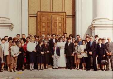 Roma, İtalya 1964 olabilir: 70 'lerde kilisenin önünde yapılan düğünü kutlayan büyük bir grup zarif insan