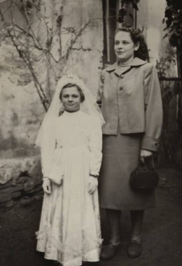 Roma, İtalya 1964 olabilir: Biri ilk komünyon elbisesini giyen, 1960 'larda açık havada poz veren iki kız kardeşi resmeden klasik siyah beyaz fotoğraf