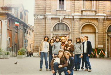 Roma, İtalya 1964: 70 'lerde İtalya' da bir kilisenin önünde fotoğraf çektirmek için poz veren bir grup genç öğrenci