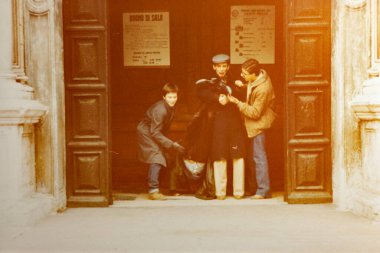 Roma, İtalya 1964: 70 'lerde okuldan ayrılan öğrencileri gösteren klasik fotoğraf