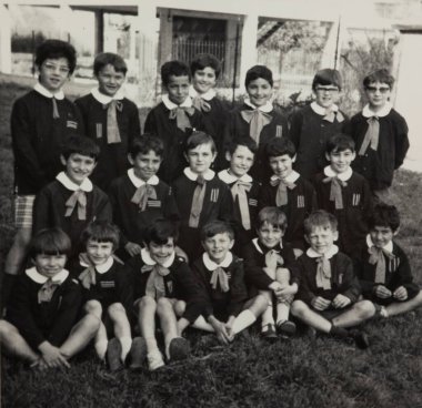 Roma, İtalya 1964: Gülümseyen okul çocukları 60 'lı ya da 70' li yıllarda klasik bir okul fotoğrafı için birbirlerine poz veriyorlar