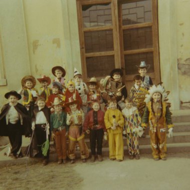 Roma, İtalya 1964: 1970 'lerde bir fotoğraf için birlikte poz veren kovboylar, Kızılderililer ve palyaçolar da dahil olmak üzere çeşitli kostümler giyen bir grup çocuk