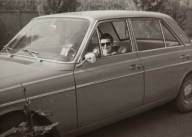 Roma, İtalya 1964 'te olabilir: 1970' lerde sakin bir yolculuk yapan, klasik bir otomotiv tasarımı ve tasasız bir yaşam tarzı sergileyen, Ford Taunus kullanan şık bir adam