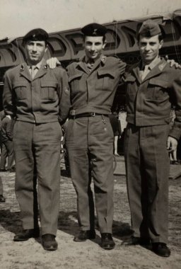 Roma, İtalya 1964 olabilir: 1960 veya 1970 'lerden kalma klasik bir fotoğrafta, üç İtalyan askeri, kollarını birbirlerinin omuzlarına dolayıp birlikte duruyorlar.