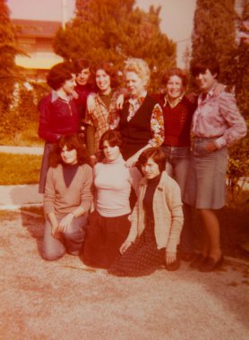 Roma, İtalya 1964: 1970 'lerde bir fotoğraf için birlikte poz veren bir grup kız öğrenci