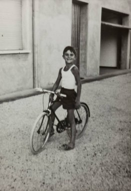 Roma, İtalya 1964: Siyah-beyaz, genç bir çocuğun gururla bisikletiyle durduğu, 20. yüzyılın ortalarından bir çocukluk sevincini yakaladığı klasik fotoğraf