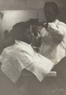 Roma, İtalya 1964: Berber, eski moda berber dükkanında erkek müşterinin saçını keserek, geçmişteki tımar uygulamalarına göz atmayı teklif ediyor