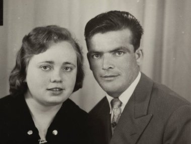 Roma, İtalya 1964 olabilir: 20 'nci yüzyılın ortalarındaki klasik tarzını yayarak şık giyinmiş bir erkek ve kadını resmeden resmi stüdyo portresi