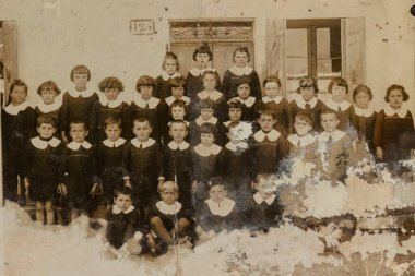 Roma, İtalya 1965: Üniforma giyen öğrenciler 20. yüzyılın başlarında okullarının önünde bir sınıf fotoğrafı için poz veriyorlar