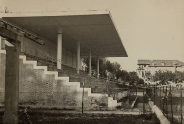Roma, İtalya 1965 olabilir: 1960 ve 70 'lerden kalma mimari tasarım sergilenen antika bir stadyumdaki boş tribünlerin üzerine gölgelik sağlayan kaplamalı çatı