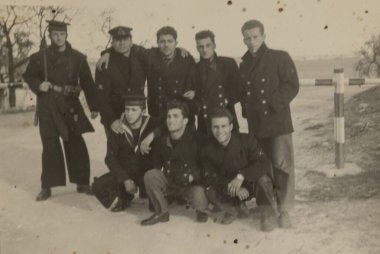 Roma, İtalya 1965: Bir grup denizcinin birlikte poz verdiği, bazılarının ayakta durduğu ve bazılarının çömeldiği klasik siyah-beyaz fotoğraf