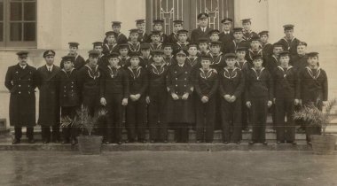 Roma, İtalya 1965 olabilir: 1960 'larda veya 1970' lerde muhtemelen bir binanın önünde resmi bir portre için poz veren bir grup donanma subayı ve denizciyi gösteren klasik siyah beyaz fotoğraf