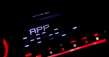 Bir bluetooth aygıtı arayan dijital bir araba radyo ekranını kapat