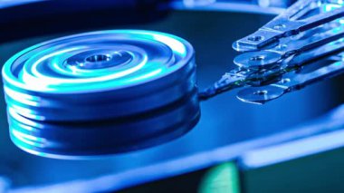Disk başlığı ile birlikte dönen bir disk plağından veri okunuyor