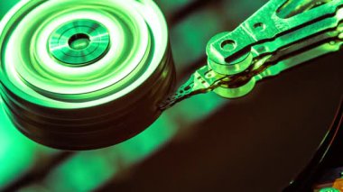Sabit disk aktif olarak parlayan yeşil ışık ile veri okuyor