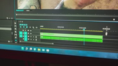 Video düzenleyici, bir video projesinin ses kaydını düzenlemek için profesyonel yazılım kullanır