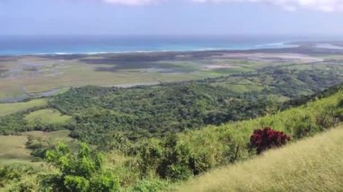 Kamera, Dominik Cumhuriyeti 'ndeki Montana Redonda tepelerindeki Playa Limon manzarasını gösteriyor.