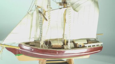 Model gemi beyaz bir arkaplanda zarifçe dönüyor