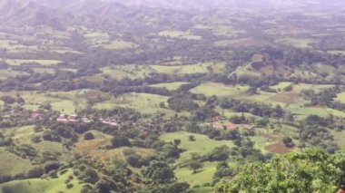 Sersemletici hava görüntülerinde yemyeşil manzaralar, yuvarlanan tepeler ve playa limn ve Dominik Cumhuriyeti 'nin manzaralı manzaraları gösteriliyor..