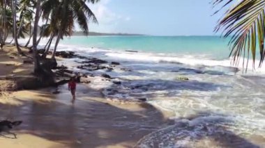 Playa limon plajında yürüyen kadın Dominik Cumhuriyeti