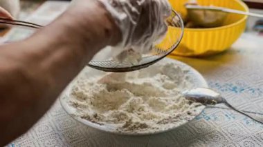 Mükemmel kızartma hazırlığı için usta bir balık kaplama ustalığı.