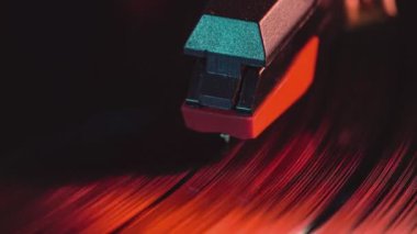 Plak çalar iğnesi pikapta müzik çalıyor.