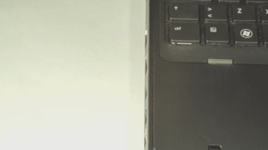 El fişi takar ve bir USB kablosunu bir dizüstü bilgisayara takar.