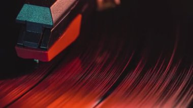 Plak çalar iğnesi pikapta müzik çalıyor.