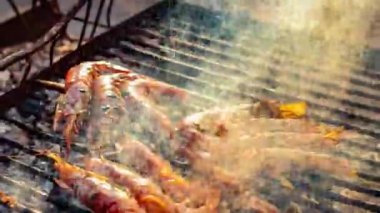 Dev kaplan karidesleri, lezzetli deniz ürünlerinden yükselen dumanla ızgara yapıyor.