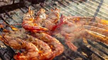 Lezzetli Langoustines ızgarası sıcak barbekü, yükselen duman