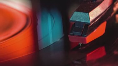 İğne döner vinil plak boyunca sorunsuzca hareket eder