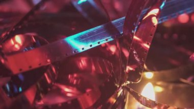 Şenlik ateşinde yanan film makaraları büyüleyici alevler ve parlayan közler yaratır.