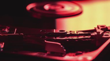 Sabit disk kırmızı ışıkla aydınlatılırken aktif olarak veri okuyor