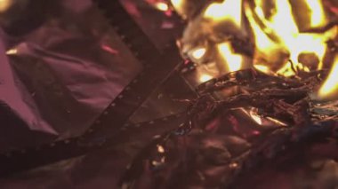 Alevler film makaralarını yutar, eriyen selüloitle soyut şekiller yaratır.