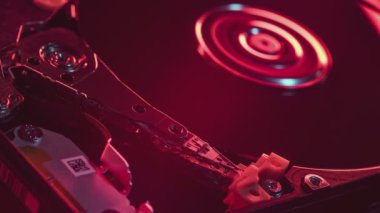 Hard disk okuma kafası kırmızı ışıkta bir tabağın üzerinde hareket ediyor.