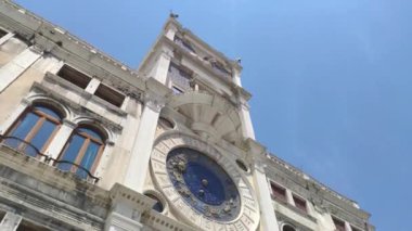 Venedik, İtalya 1 Ocak 2025: Kamera yukarı doğru hareket ediyor, Venedik 'teki Torre dell' orologio 'nun ayrıntılı saat yüzünü gösteriyor