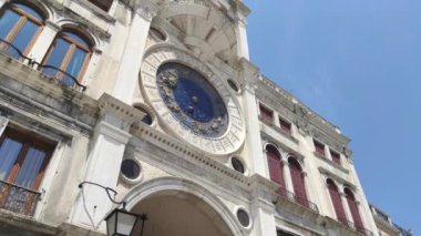 Venedik, İtalya 1 Ocak 2025: Kamera Saint Mark 'ın Venedik, İtalya' daki saat kulesini gösteriyor