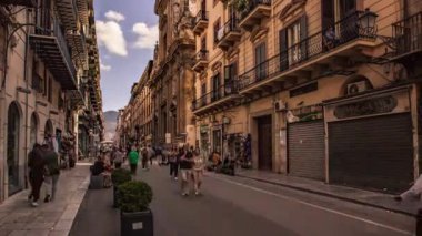 Palermo, İtalya 1 Ocak 2025: Turistler ve yerliler Palermo 'da işlek bir sokakta yürümenin keyfini çıkarıyorlar
