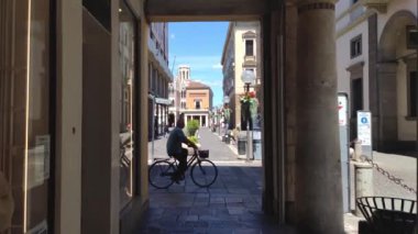 Padova, İtalya 1 Ocak 2025: İnsanlar Padua, İtalya 'da güneşli bir sokakta bisiklete biniyor